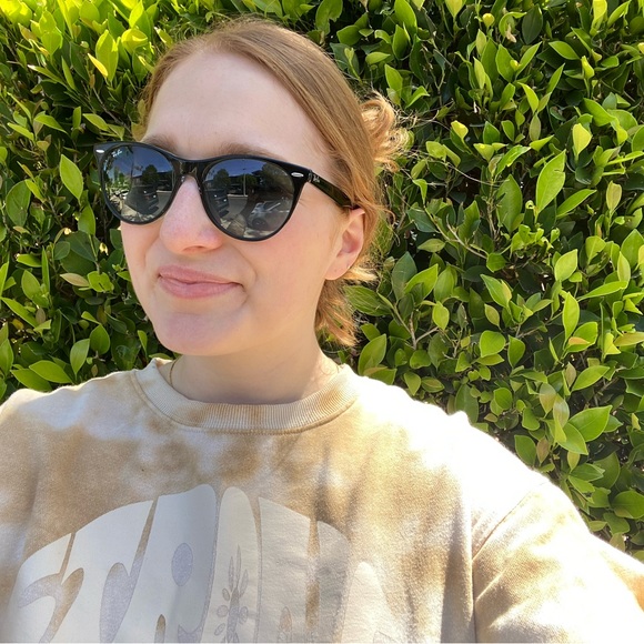 Meet Your Posher, Emily! - Picture 5 of 6